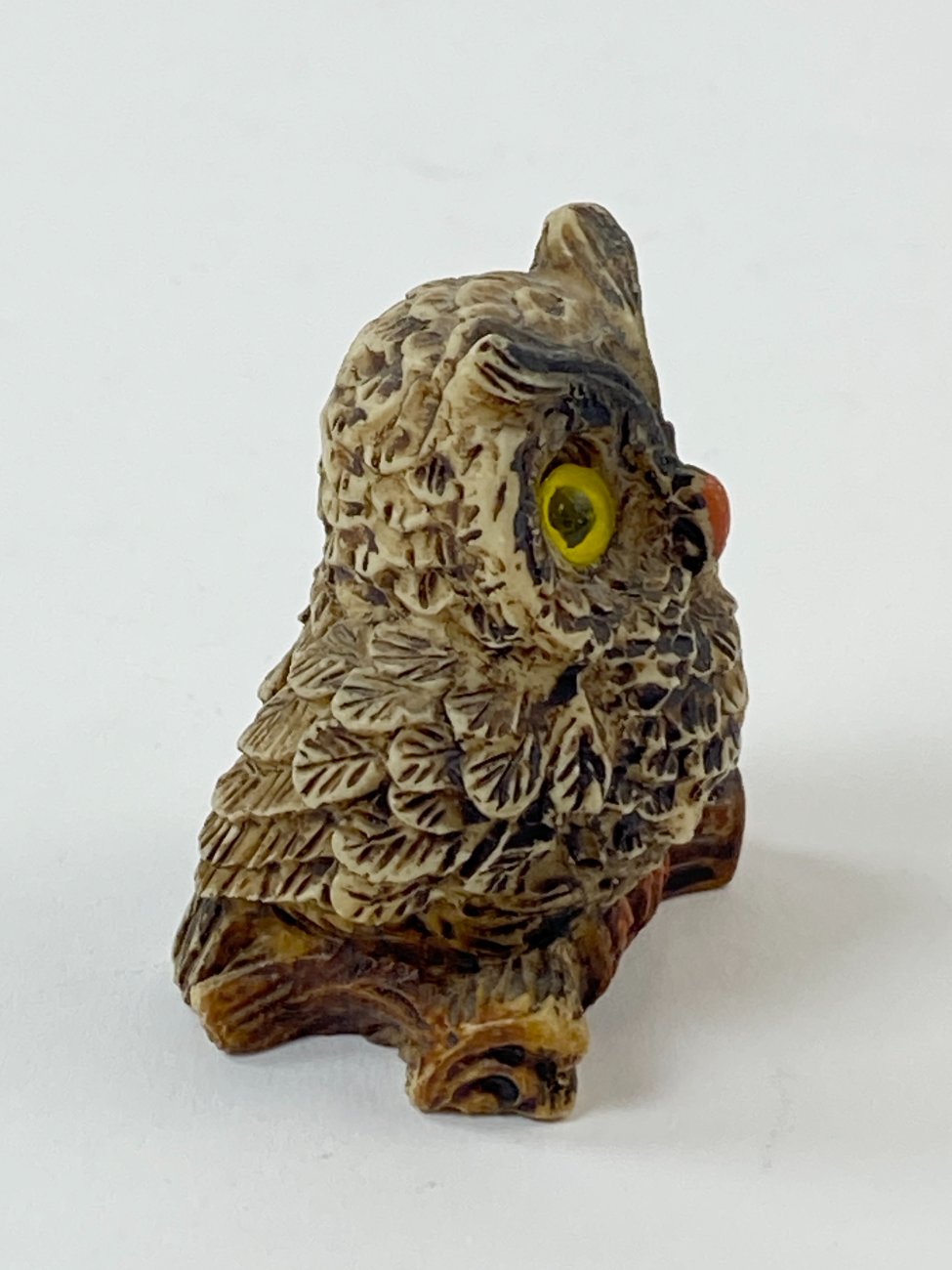 HN1558-kitokios-skulpturos-3 Apuoko statulėlė iš polirezino 3,5x4x4,5 cm