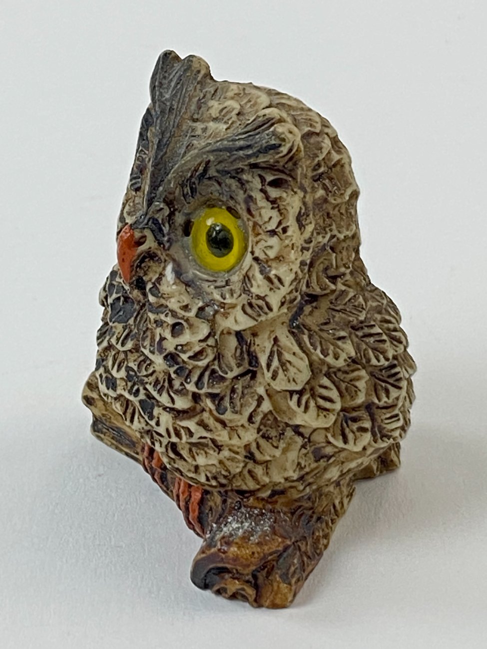 HN1558-kitokios-skulpturos-4 Apuoko statulėlė iš polirezino 3,5x4x4,5 cm