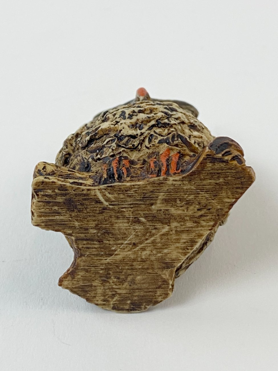 HN1558-kitokios-skulpturos-6 Apuoko statulėlė iš polirezino 3,5x4x4,5 cm