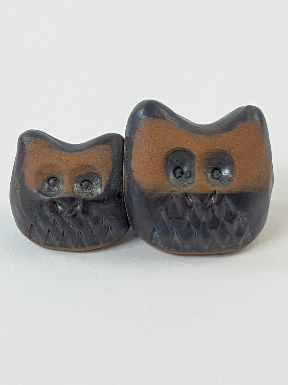 HN1563-keramikines-skulpturos-1 Molinė dviejų apuokų statulėlė 2,5x6x2,5 cm