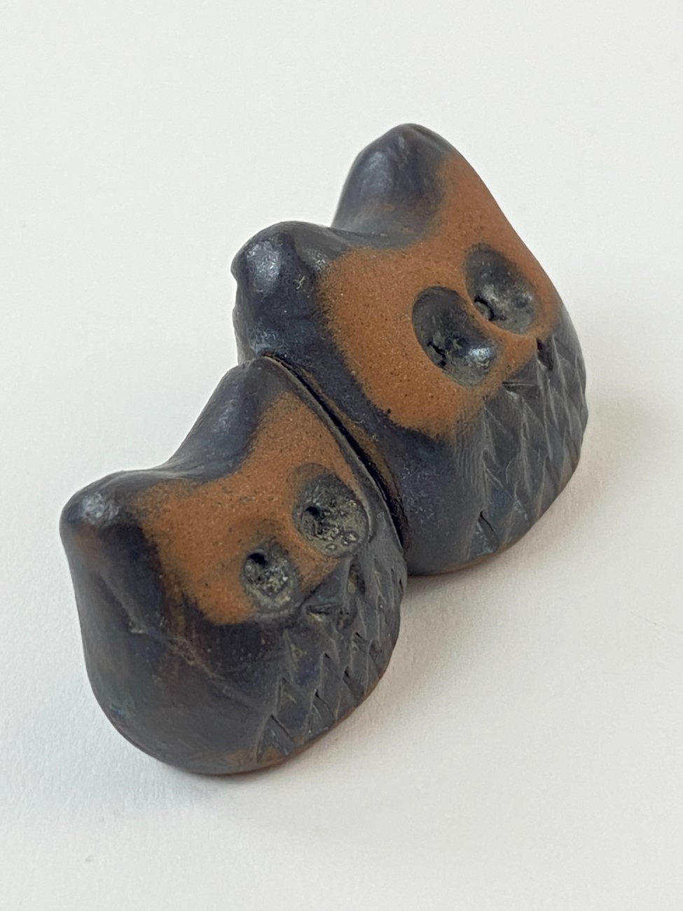 HN1563-keramikines-skulpturos-3 Molinė dviejų apuokų statulėlė 2,5x6x2,5 cm