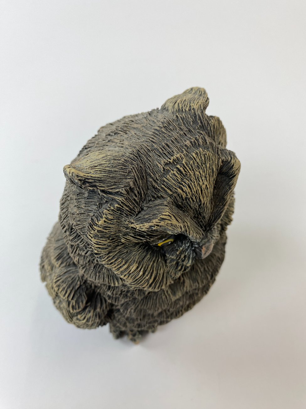 HN1567-kitokios-skulpturos-5 Apuoko statula iš polirezino 15x13x17 cm