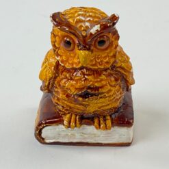 Keramikinė apuoko statula ant knygos 5,5x4x6 cm