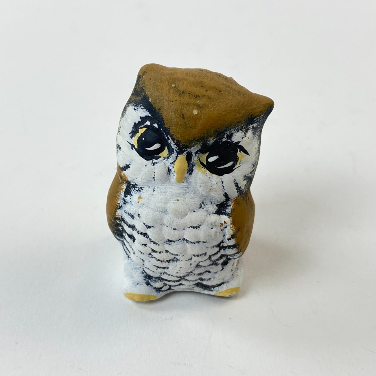 HN1573-keramikines-skulpturos-0 Keramikinė apuoko statula 4x4x5,5 cm