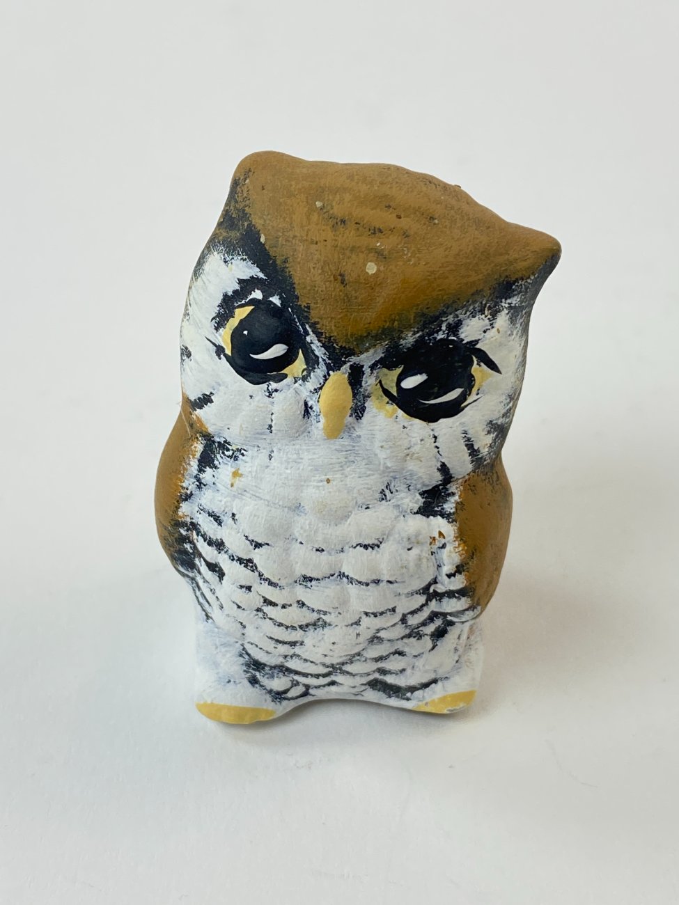 HN1573-keramikines-skulpturos-1 Keramikinė apuoko statula 4x4x5,5 cm