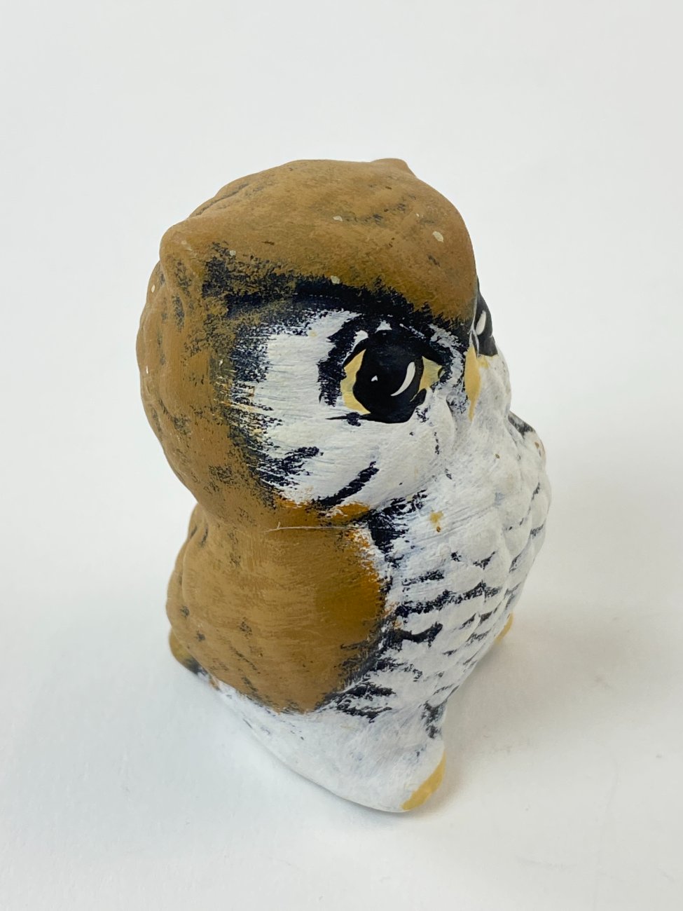 HN1573-keramikines-skulpturos-3 Keramikinė apuoko statula 4x4x5,5 cm