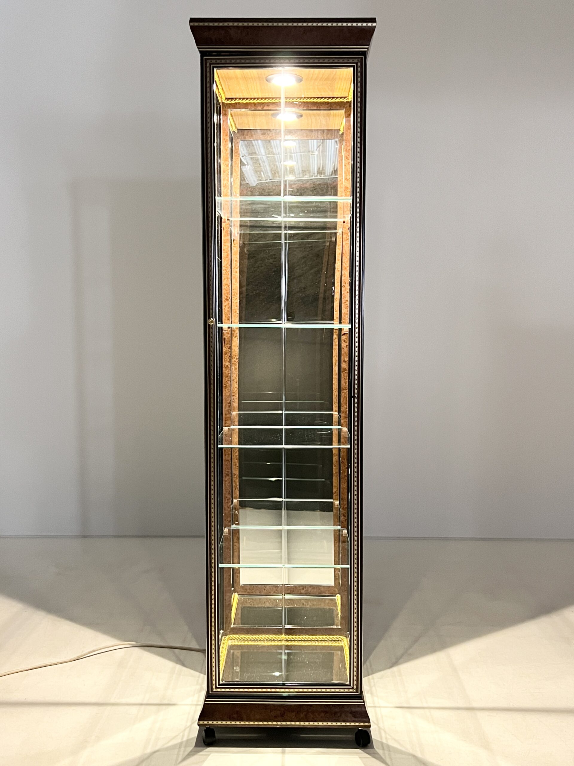 IMG_0973 Itališka vitrina su apšvietimu ir ratukais 40,5×40,5×162,5 cm