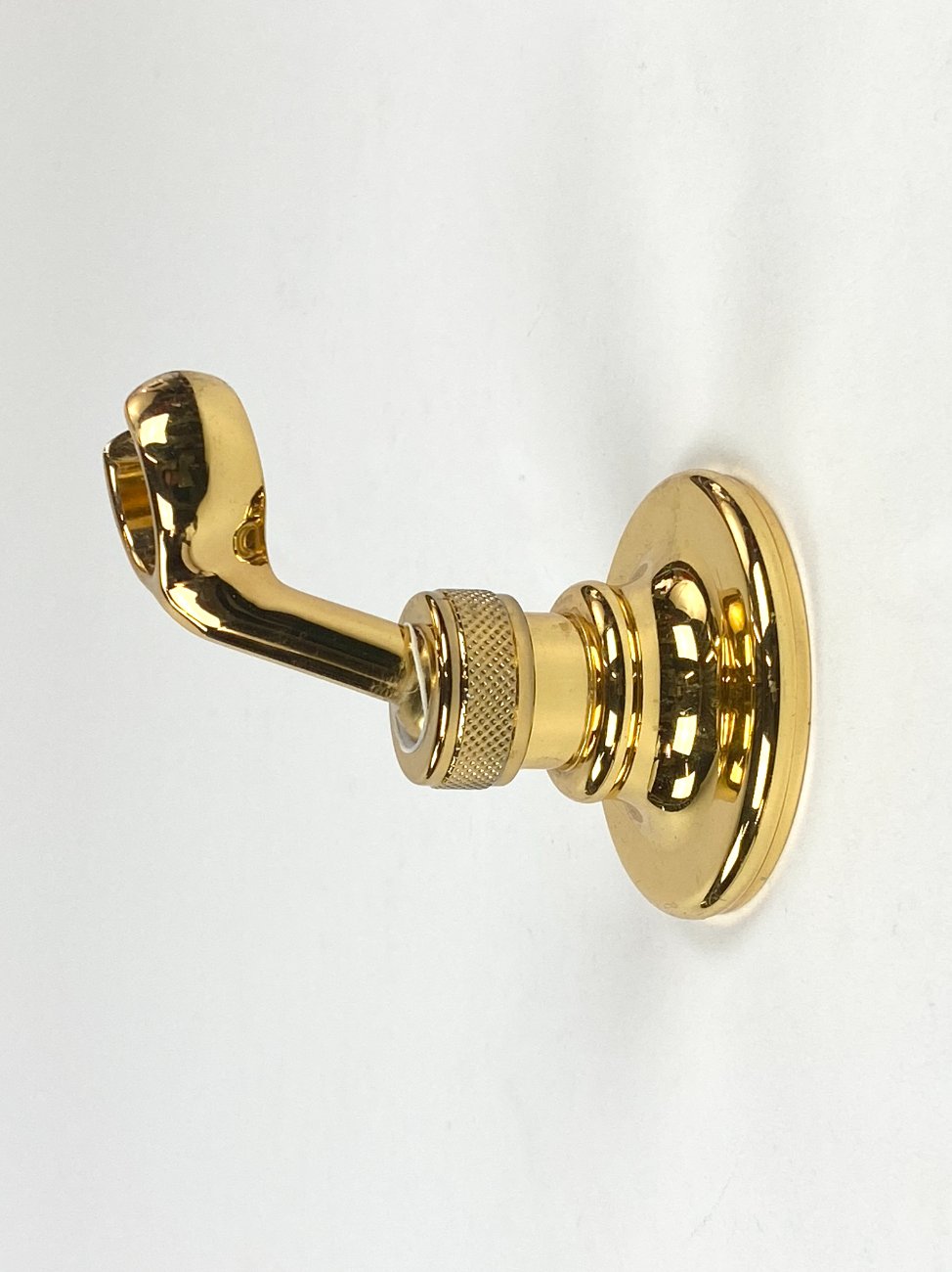 CY0405-duso-stovai-ir-komplektai-1 Dušo žarnos žalvarinis, sieninis laikilis 9×6,5×6,5 cm