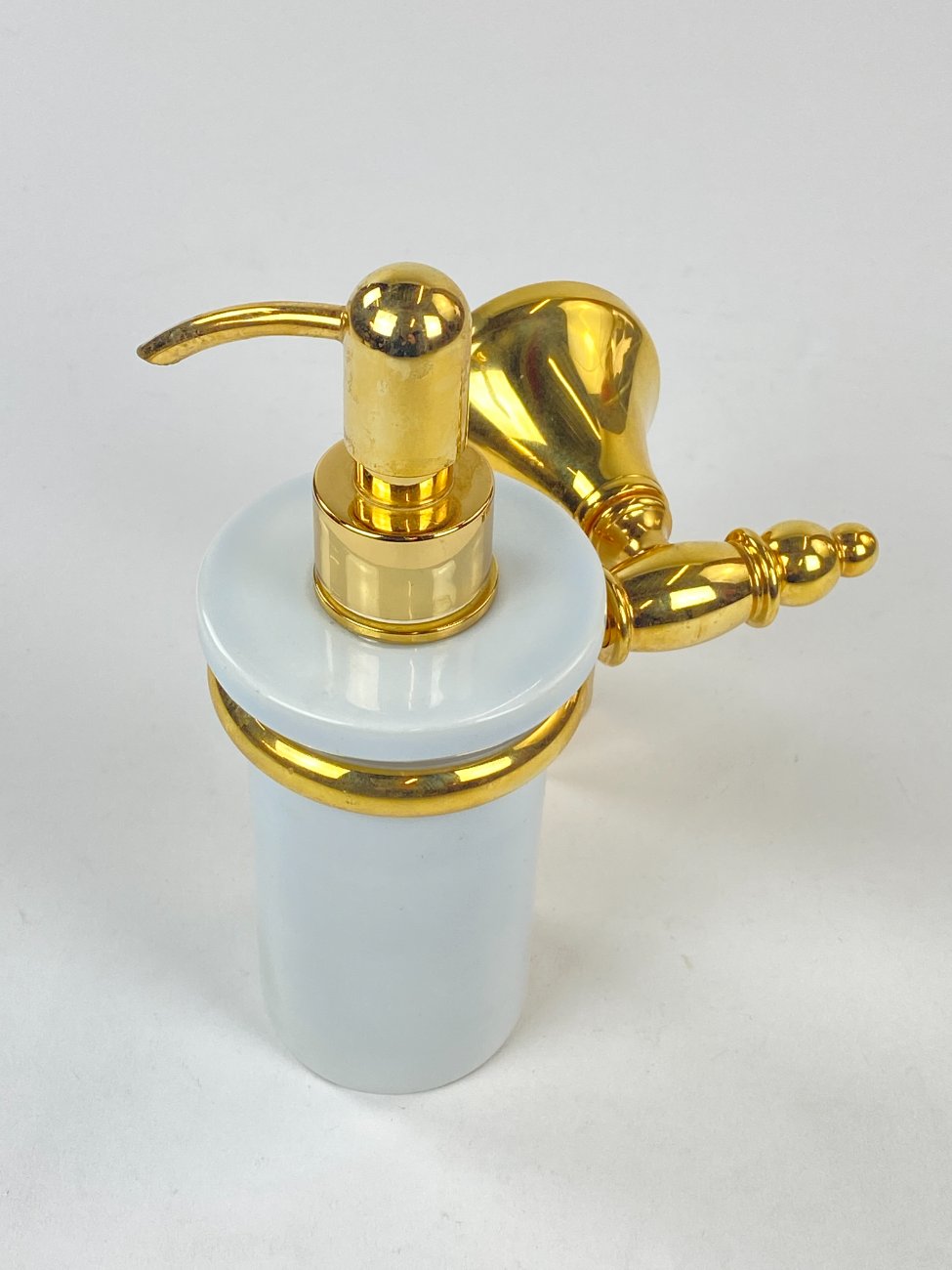 CY0408-vonios-kambario-aksesuarai-1 Keramikinis muilo dozatorius su žalvariniu sieniniu laikikliu 11×14,5×19 cm