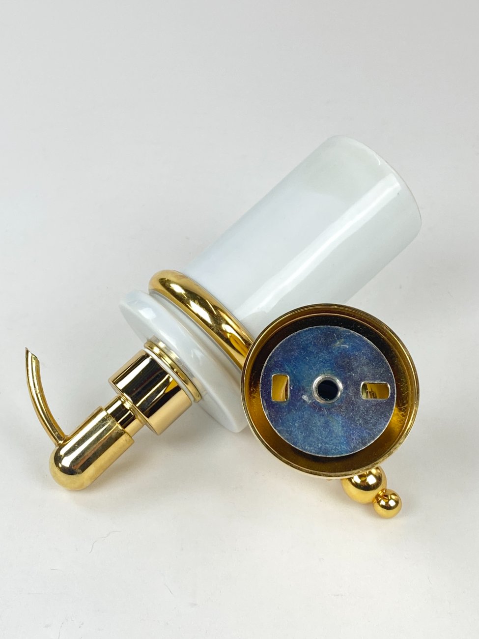 CY0408-vonios-kambario-aksesuarai-6 Keramikinis muilo dozatorius su žalvariniu sieniniu laikikliu 11×14,5×19 cm