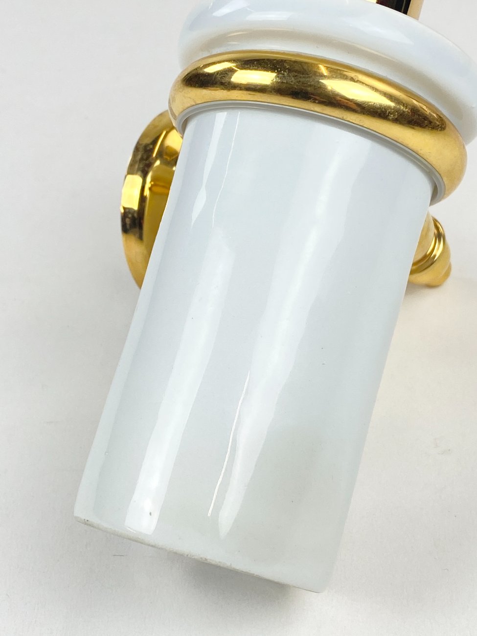 CY0408-vonios-kambario-aksesuarai-7 Keramikinis muilo dozatorius su žalvariniu sieniniu laikikliu 11×14,5×19 cm