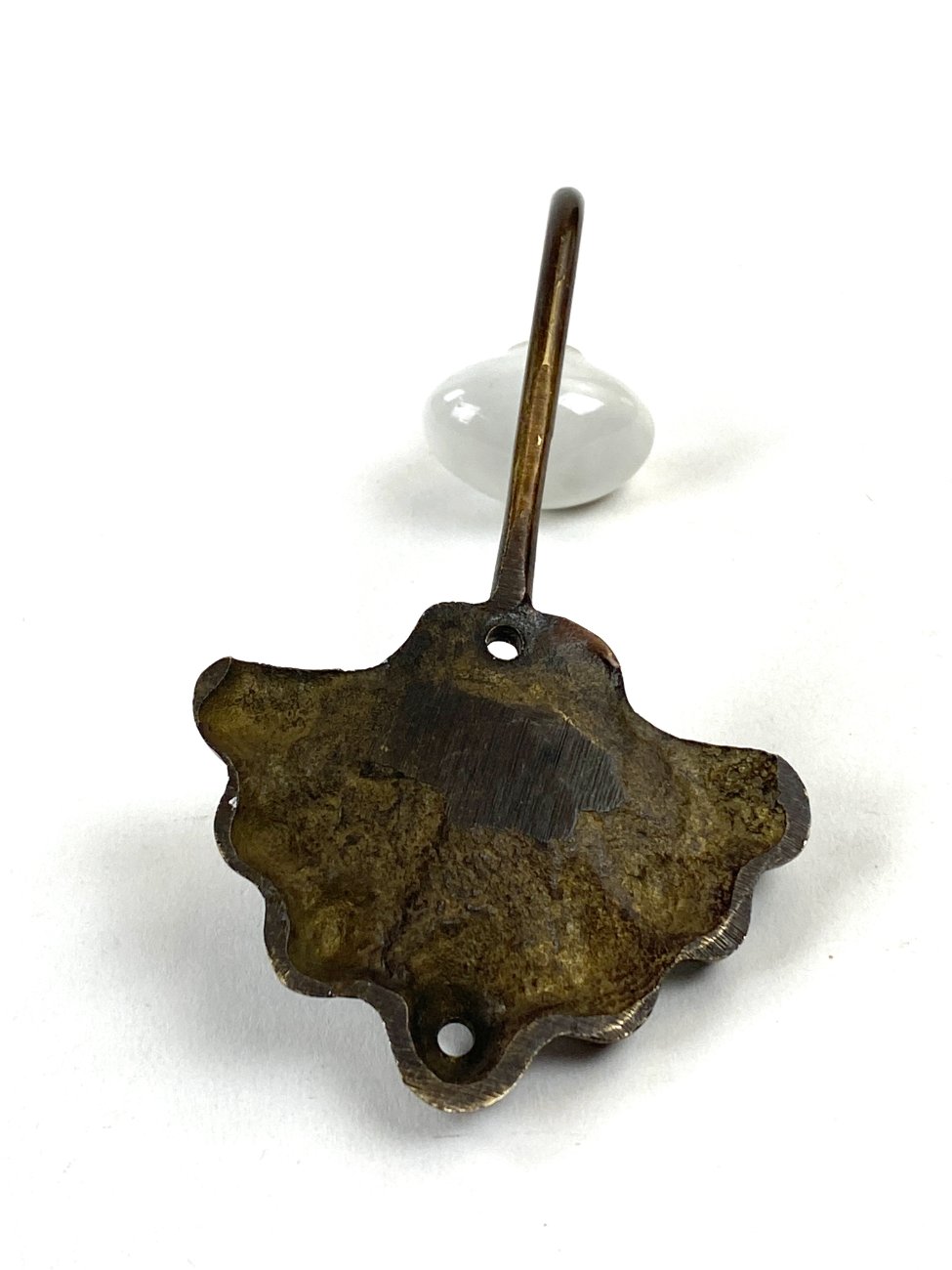 CY0411-kabliukai-5 Bronzinis kriauklės formos kabliukas keramikiniu galiuku 4,5x7x13,5 cm