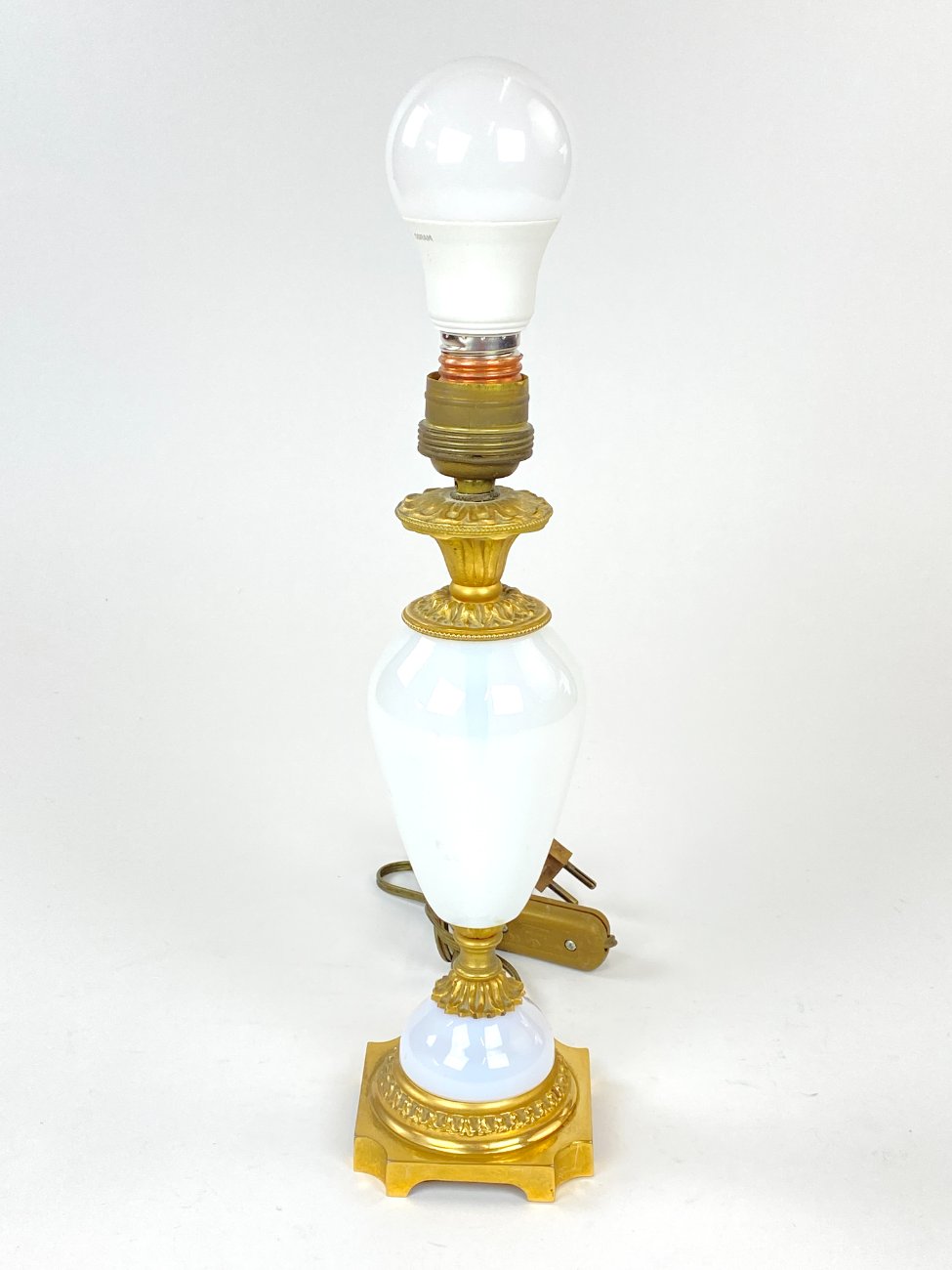 DK0424-staliniai-sviestuvai-3 Žalvarinis “Gerjon” stalinis šviestuvas su “Seiler” krištolu 9x9x29,5 cm