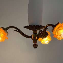 Žalvarinis pakabinamas trijų šakų šviestuvas su stiklo gaubtais 52x52x18 cm