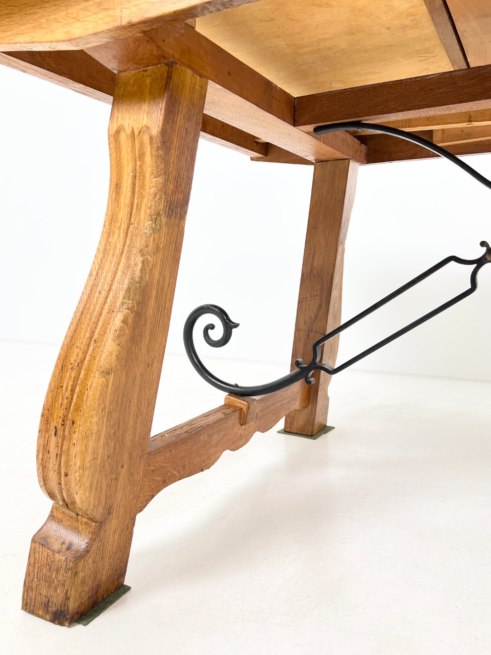 DP0277-stalai-7 Ąžuolinis išskleidžiamas valgomojo stalas 96×175+(2×59)x75,5 cm