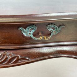 Raudonmedžio staliukas su dvejais stalčiukais 90x149x51,5 cm