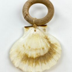 Dekoratyvinė kriauklė ant medinio padėkliuko 8,5×7,5×1 cm