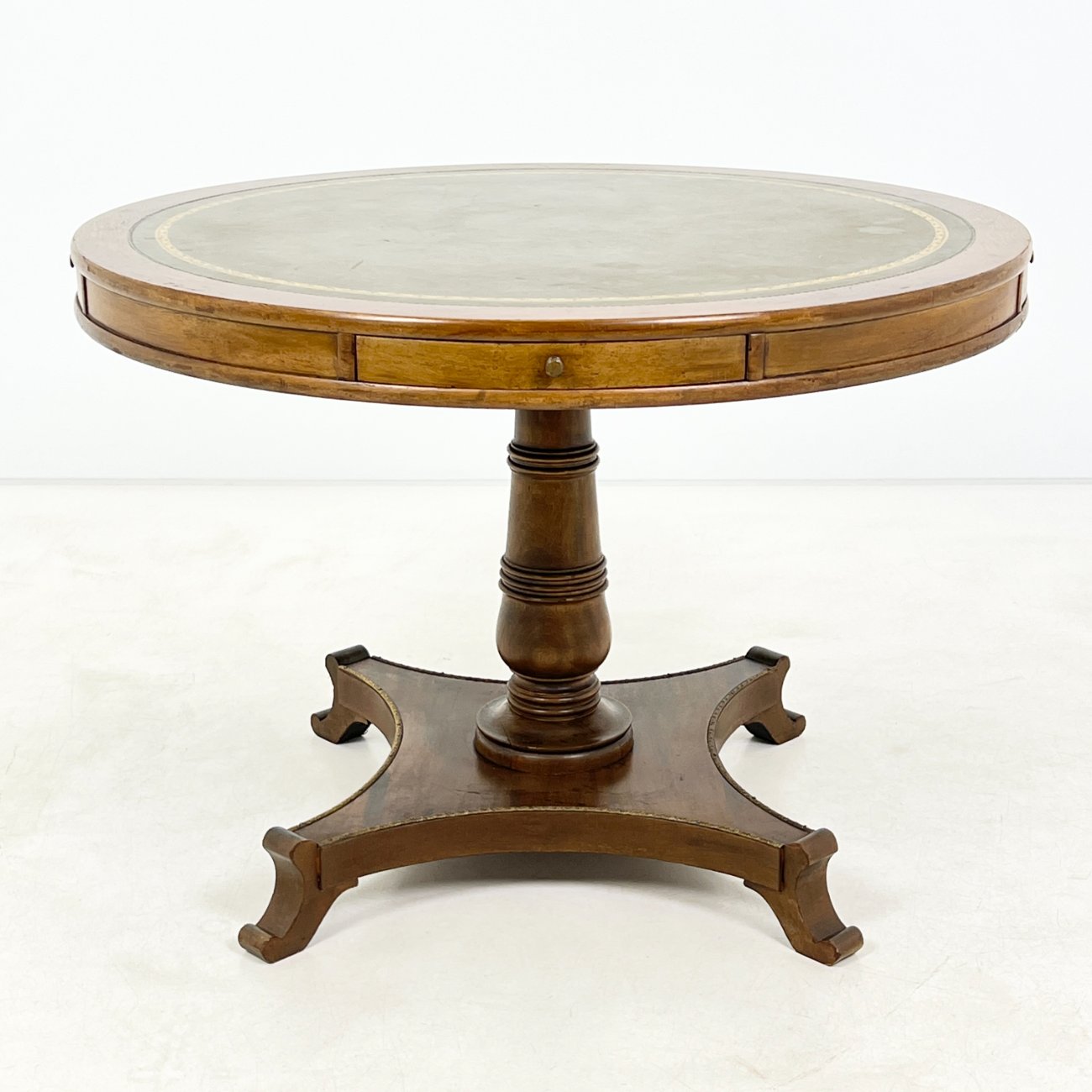 DP0317-stalai-0 Apvalus riešutmedžio staliukas odiniu stalviršiumi 107x107x74 cm