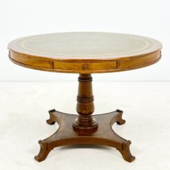 Apvalus riešutmedžio staliukas odiniu stalviršiumi 107x107x74 cm