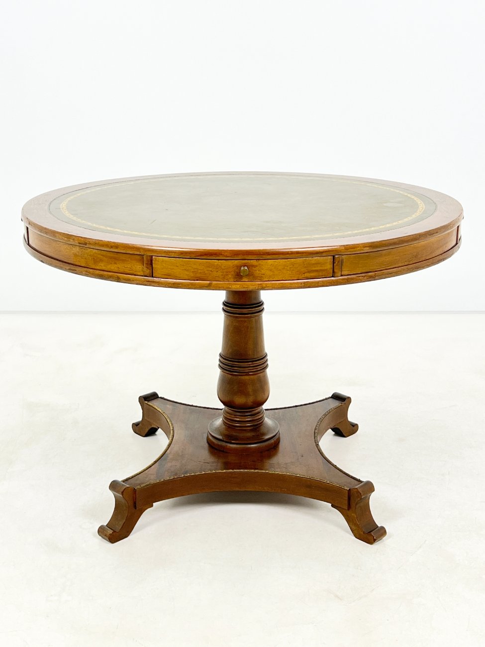 DP0317-stalai-1 Apvalus riešutmedžio staliukas odiniu stalviršiumi 107x107x74 cm