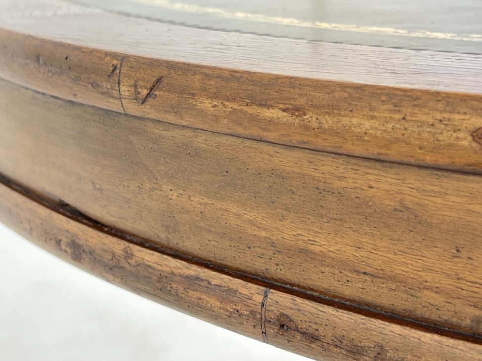 DP0317-stalai-11 Apvalus riešutmedžio staliukas odiniu stalviršiumi 107x107x74 cm