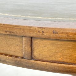 Apvalus riešutmedžio staliukas odiniu stalviršiumi 107x107x74 cm