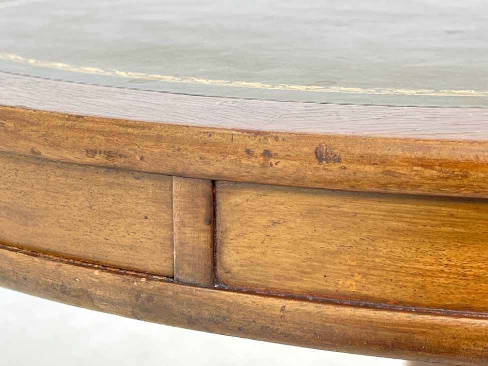 DP0317-stalai-12 Apvalus riešutmedžio staliukas odiniu stalviršiumi 107x107x74 cm