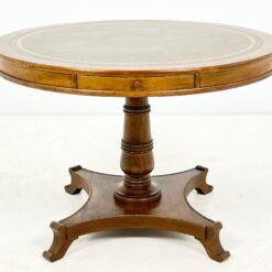 Apvalus riešutmedžio staliukas odiniu stalviršiumi 107x107x74 cm