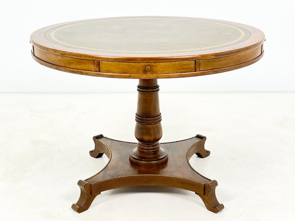 DP0317-stalai-2 Apvalus riešutmedžio staliukas odiniu stalviršiumi 107x107x74 cm