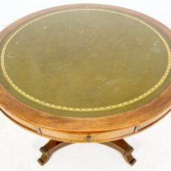 Apvalus riešutmedžio staliukas odiniu stalviršiumi 107x107x74 cm