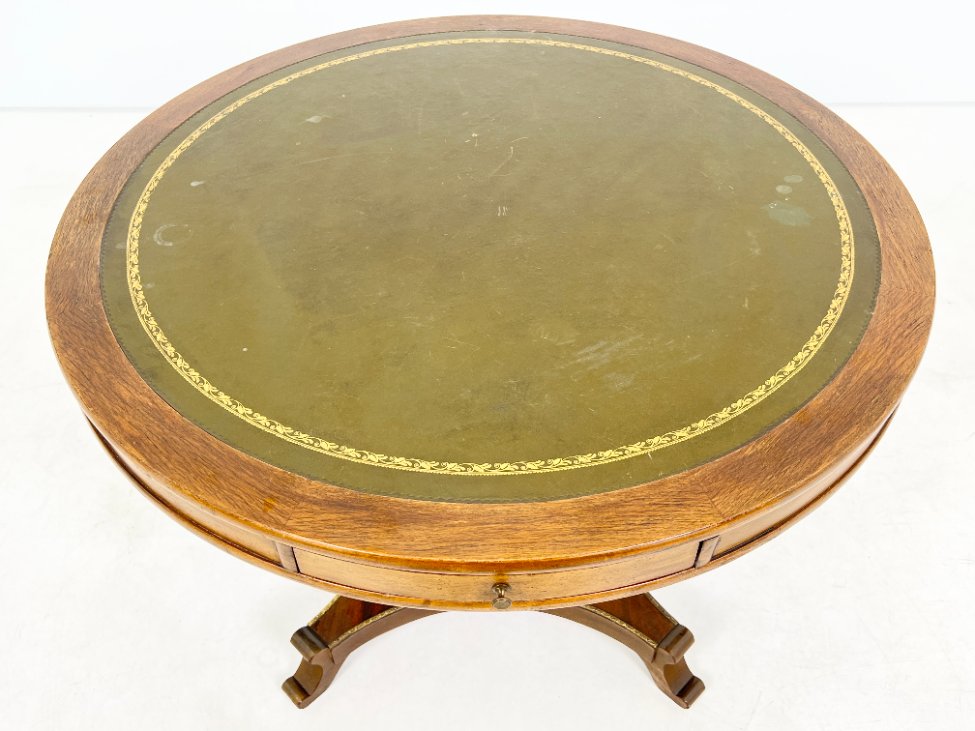 DP0317-stalai-3 Apvalus riešutmedžio staliukas odiniu stalviršiumi 107x107x74 cm