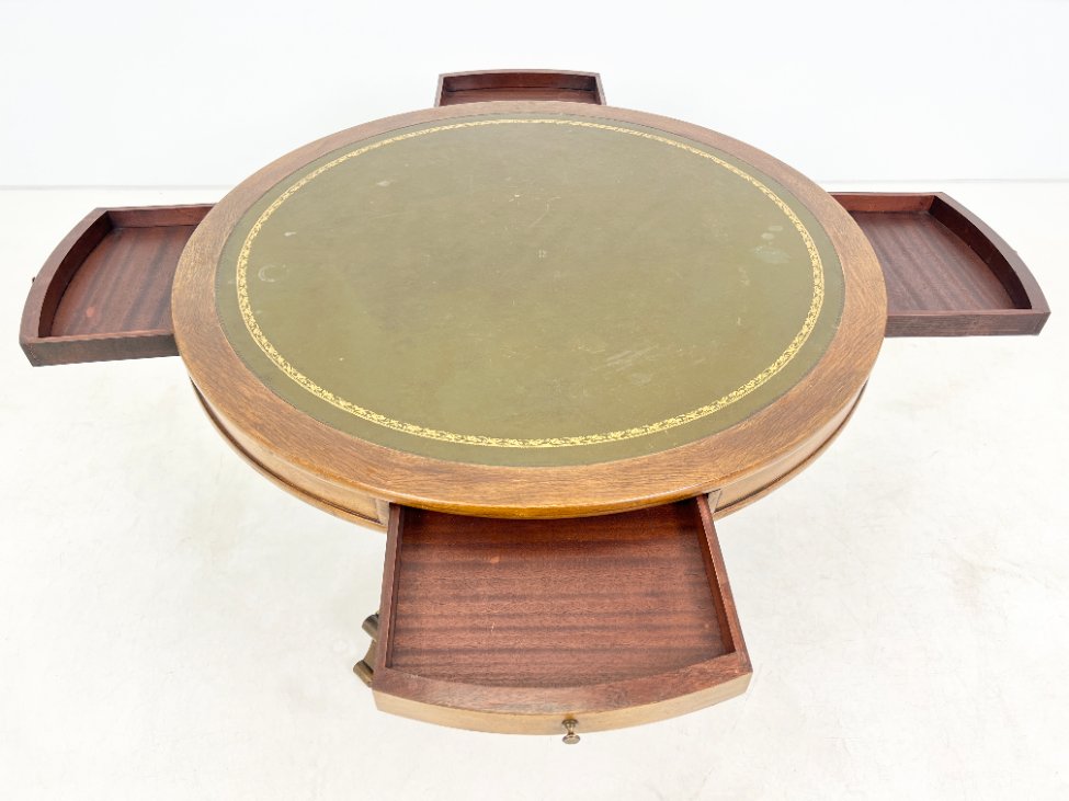 DP0317-stalai-4 Apvalus riešutmedžio staliukas odiniu stalviršiumi 107x107x74 cm