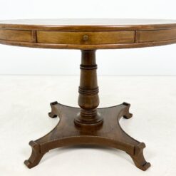 Apvalus riešutmedžio staliukas odiniu stalviršiumi 107x107x74 cm