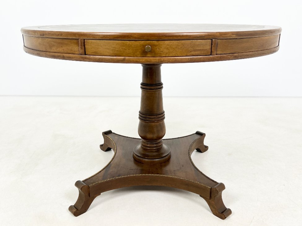 DP0317-stalai-5 Apvalus riešutmedžio staliukas odiniu stalviršiumi 107x107x74 cm