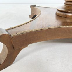 Apvalus riešutmedžio staliukas odiniu stalviršiumi 107x107x74 cm