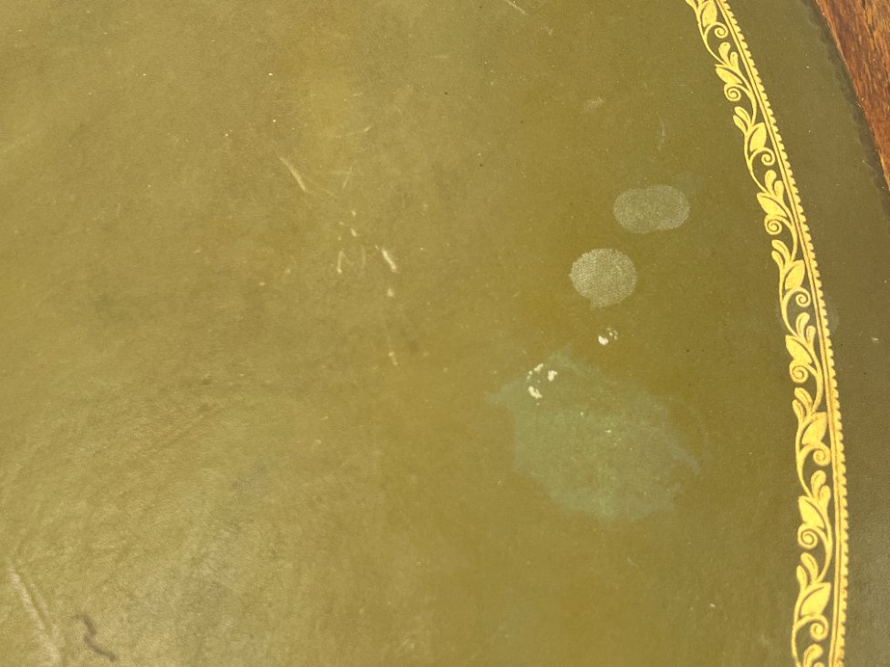 DP0317-stalai-8 Apvalus riešutmedžio staliukas odiniu stalviršiumi 107x107x74 cm