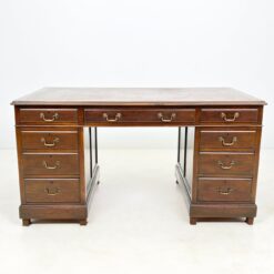 Raudonmedžio devynių stalčių rašomasis stalas odiniu stalviršiumi 84x153x81 cm