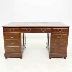 Raudonmedžio devynių stalčių rašomasis stalas odiniu stalviršiumi 84x153x81 cm