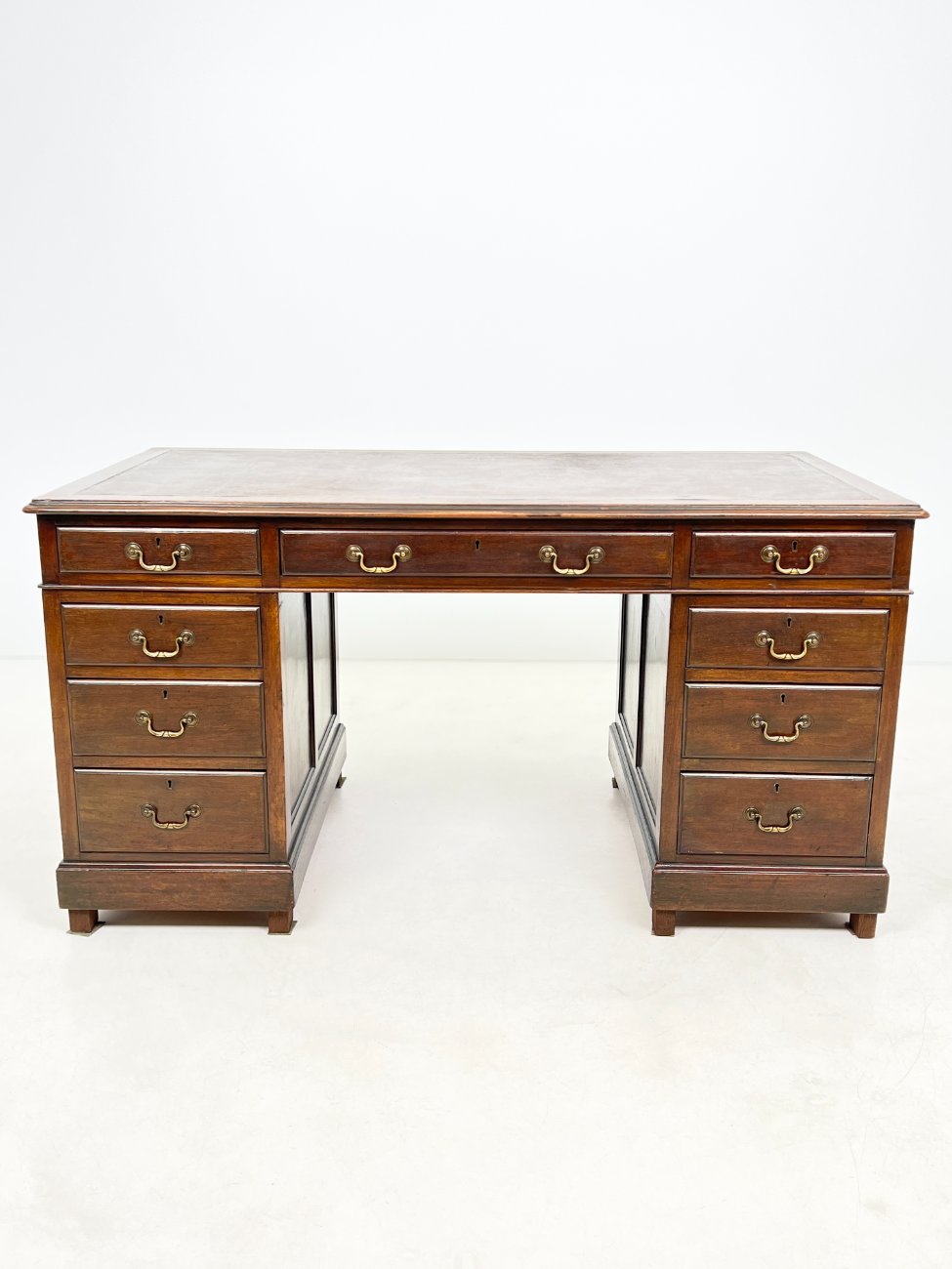 DP0318-stalai-1 Raudonmedžio devynių stalčių rašomasis stalas odiniu stalviršiumi 84x153x81 cm