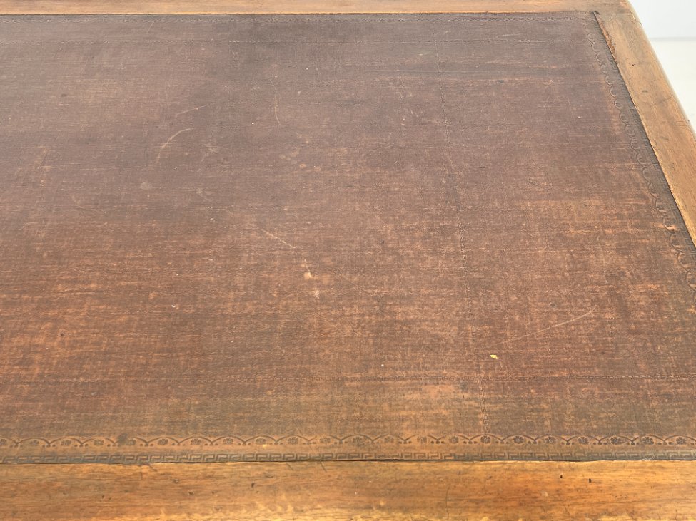 DP0318-stalai-11 Raudonmedžio devynių stalčių rašomasis stalas odiniu stalviršiumi 84x153x81 cm