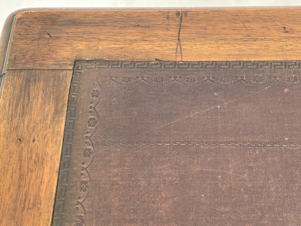 DP0318-stalai-13 Raudonmedžio devynių stalčių rašomasis stalas odiniu stalviršiumi 84x153x81 cm