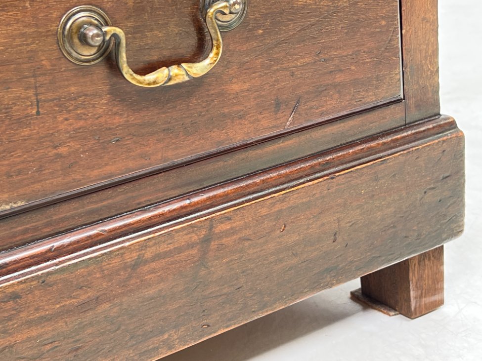 DP0318-stalai-14 Raudonmedžio devynių stalčių rašomasis stalas odiniu stalviršiumi 84x153x81 cm