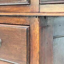 Raudonmedžio devynių stalčių rašomasis stalas odiniu stalviršiumi 84x153x81 cm