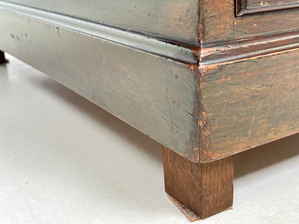 DP0318-stalai-16 Raudonmedžio devynių stalčių rašomasis stalas odiniu stalviršiumi 84x153x81 cm