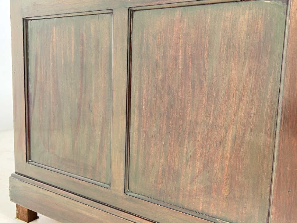 DP0318-stalai-17 Raudonmedžio devynių stalčių rašomasis stalas odiniu stalviršiumi 84x153x81 cm