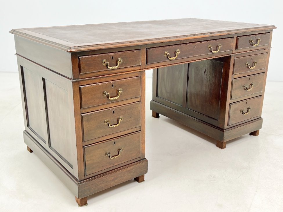 DP0318-stalai-3 Raudonmedžio devynių stalčių rašomasis stalas odiniu stalviršiumi 84x153x81 cm