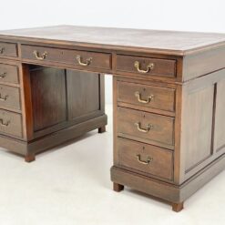 Raudonmedžio devynių stalčių rašomasis stalas odiniu stalviršiumi 84x153x81 cm