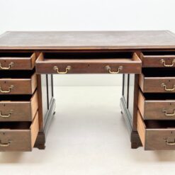 Raudonmedžio devynių stalčių rašomasis stalas odiniu stalviršiumi 84x153x81 cm