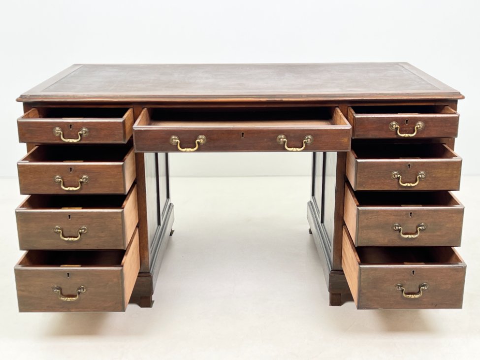 DP0318-stalai-6 Raudonmedžio devynių stalčių rašomasis stalas odiniu stalviršiumi 84x153x81 cm