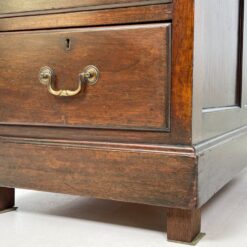 Raudonmedžio devynių stalčių rašomasis stalas odiniu stalviršiumi 84x153x81 cm